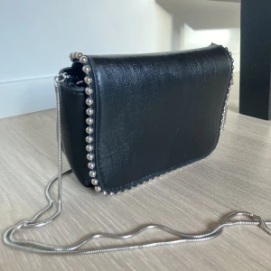 Väska - Oanvänd axelarmsväska med silvriga detaljer och innerfack med dragkedja. Skriv för fler bilder eller frågor💘💘 