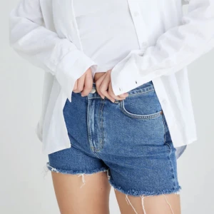 Jeansshorts - Säljer dessa från Bikbok, helt oanvända. 