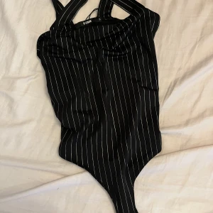 Svart randig body - Aldrig använd