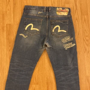 Evisu jeans - Galet snygga! Sjuka detaljer på dessa. Ett hål i mitten som man lätt syr ihop