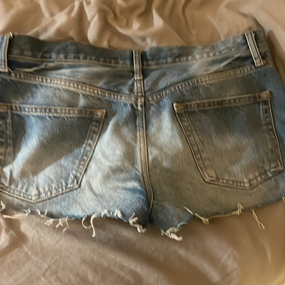 Blåa jeans shorts från zara. Shorts.