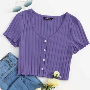 Topp - En fin topp i en söt lila färg💜 Man kan ha den knäppt och uppknäppt och därför styla den lite olika🤩 Aldrig använd! Kontakta mig om du undrar nå🌷🩷