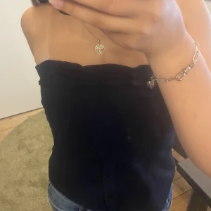 Zara linne  - Säljer detta mörkblå linne/corset med knappar på framsidan från zara 