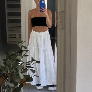 Lång kjol - Säljer denna helt underbara långkjolen från Lindex, endast använd några gånger.  Nypris: 600kr 