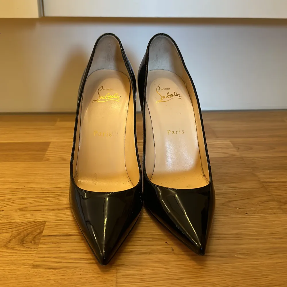 Äkta Christian Louboutin i modellen Kate 100mm köpta i Savannahs Stockholm. Använda 2 gånger endast. . Skor.