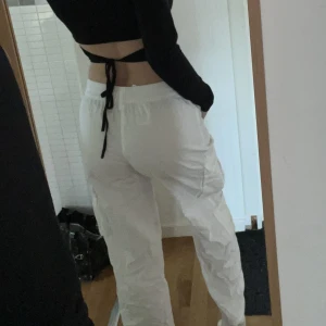 Vita cargo byxor  - Vita cargo byxor i storlek 36, bara använda en gång 