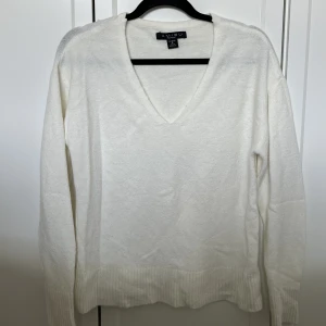 Stickad tröja - Fin vit stickad tröja.  Storlek S. Köpare står för frakten 🌟
