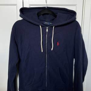 Mörkblå polo ralph lauren hoodie. Sparsamt använd så fint skick! Storlek XS! Köpare står för frakten🤗