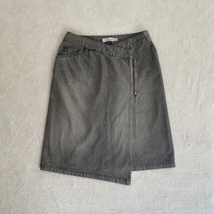 Grå jeanskjol - Mellanlång jeanskjol i unik modell som går omlott, från Hennes alltså vintage H&M! ⚡️