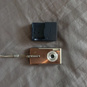 KAMERA - Rosa vintage kamera från Canon. Laddare på bilden tillkommer. Den fungerar som den ska och det går att ta både bilder och filma. 