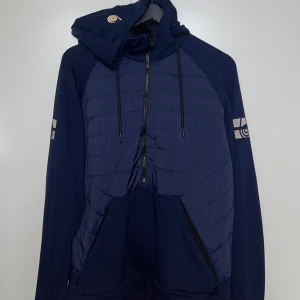 Sail racing hoodie - 9/10 skick, använd ca 3 gånger. Det är en hoodie o cardigan o en höstjacka samtidigt 