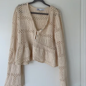 Virkad tröja  - Söt virkad topp från zara med utsvänga ärmar!💕