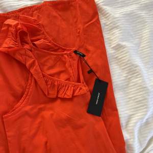 Superfin sommarklänning från Vero Moda i en röd/orange färg. Prislappen sitter fortfarande kvar då den är oanvänd. Storlek M. Säljer för 240kr.