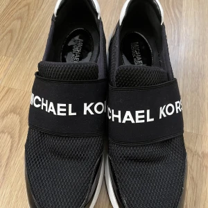 Michael kors sneakers  - Michael Kors skor i modellen Felix i storlek 39. Skorna är i väldigt fint skick, de är av bra kvalitet och creasar inte. Nypris var runt 1500 kr, säljs för 350 då de är i gott skick. Pris kan dock diskuteras. Lätta att rengöra. Äkta köpta på Zalando. 