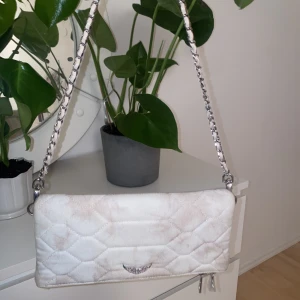 Zadig & voltare - Min söta lilla prinsessa som jag använt gång och de var på balen när jag slutade 9an. Helt ny alltså! Jätte fint skick. Jätte fint skimrande rosa aktig. Den ser nästan lite smutsig ut men det är modellen.🩷💘