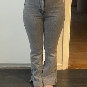 SHEIN  -  säljer dessa byxor då dom ej kommer till användning, byxorna är uppsydda så att de passar en längd på dig som är 153cm 