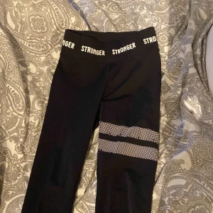 Stronger tights - Ett par träningstights från stronger, väl använda men inte sönder förutom att några prickar från märket är borta💓nypris-700kr