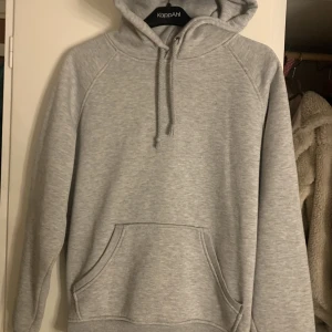 Hoodie - Säljer min grå hoodie ifrån BIKBOK storlek XS! Den är använd men skicket är fortfarande bra!!🤗 