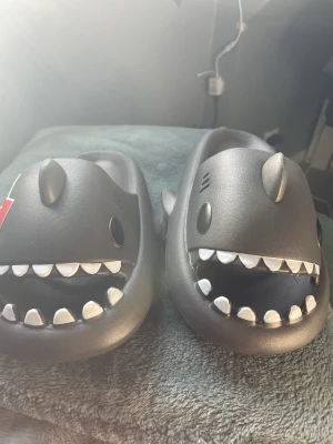 Shark slides  - Helt nya med taggen kvar. Storlek 39