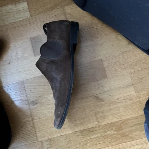 ÄKTA GUCCI FINSKOR - säljer dessa bruna mocha finskorbifrån gucci. Skorna är äkta och köptes för ca 10 år sedan. Men inte använts på 7år. Orgianlpris ligger på 7500-11500kr. Säljer för 5000 storlek 42