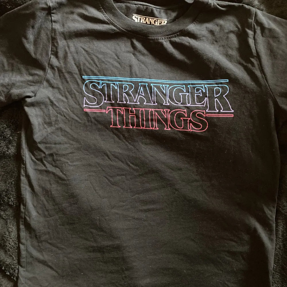 Säljer en Stranger Things S3 T-shirt från pull&bear!! ☺️Jag köpte tröjan när säsong 3 kom ut 2019 för 200 tror jag? Tröjan har knappt blivit använd och har bara legat i min garderob 😚. T-shirts.