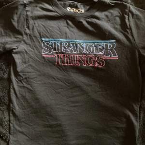 Säljer en Stranger Things S3 T-shirt från pull&bear!! ☺️Jag köpte tröjan när säsong 3 kom ut 2019 för 200 tror jag? Tröjan har knappt blivit använd och har bara legat i min garderob 😚