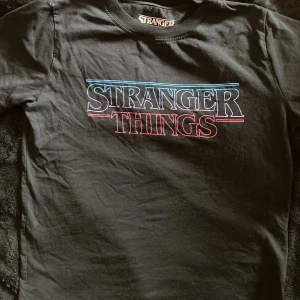 Stranger Things tshirt - Säljer en Stranger Things S3 T-shirt från pull&bear!! ☺️Jag köpte tröjan när säsong 3 kom ut 2019 för 200 tror jag? Tröjan har knappt blivit använd och har bara legat i min garderob 😚