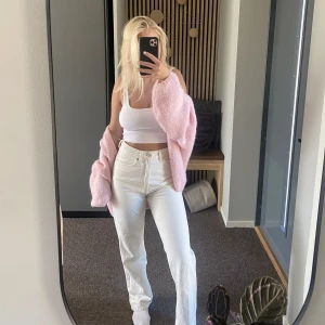 Jeans  - Weekdays vita jeans i modell Rowe, kommer inte till användning längre!   Storlek W28 L30, passar mig som vanligtvis bär storlek S🤍  150kr+frakt