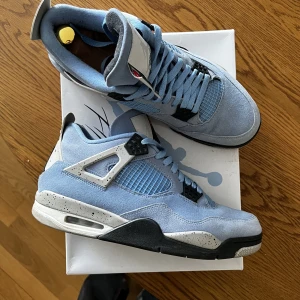 Air Jordan Retro 4 UNC - Säljer mina 4or då dem inte används speciellt mycket längre.  Condition: 8/10 Storlek: EU 45/ US 11  Vann dom på release från sidan Size? Vill du ha fler bilder? Kom DM! Postas givetsvis dubbelboxad. Inga byten/returer!