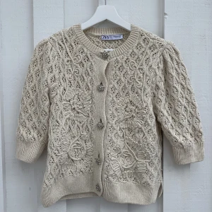 Zara kofta - Säljer denna kofta som går att ha sol tröja också ä. Hör av er vid frågor 💞💞