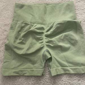 Jag söker sånna här tränings shorts. Spelar ingen roll vilken färg. Inte dyrare än 90kr❤️ Hör av dig om du säljer!! XXS-XS