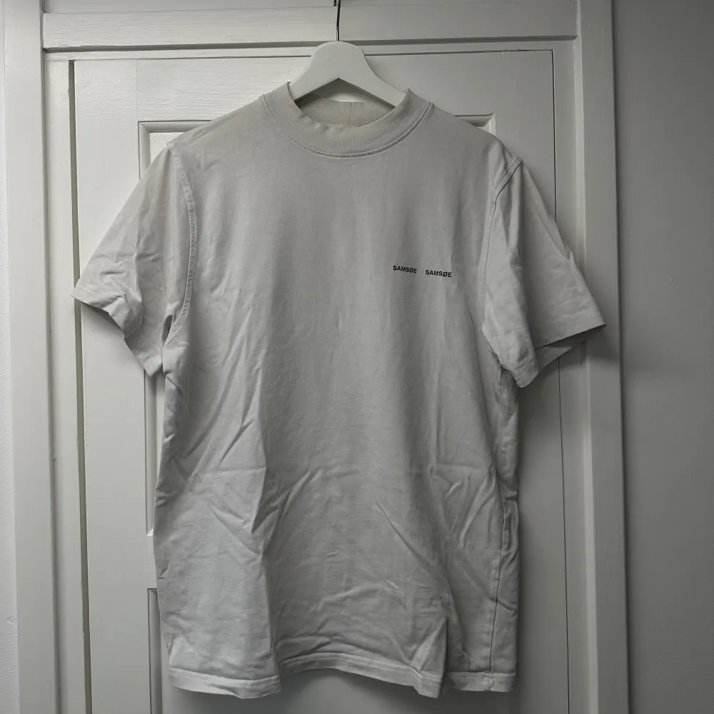vit tshirt från samsoe samsoe i storlek S, liiiite missfärgad runt kragen men annars fint skick. T-shirts.