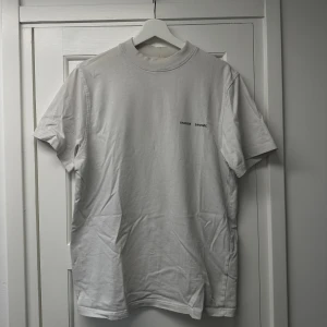 samsoe samsoe tshirt - vit tshirt från samsoe samsoe i storlek S, liiiite missfärgad runt kragen men annars fint skick