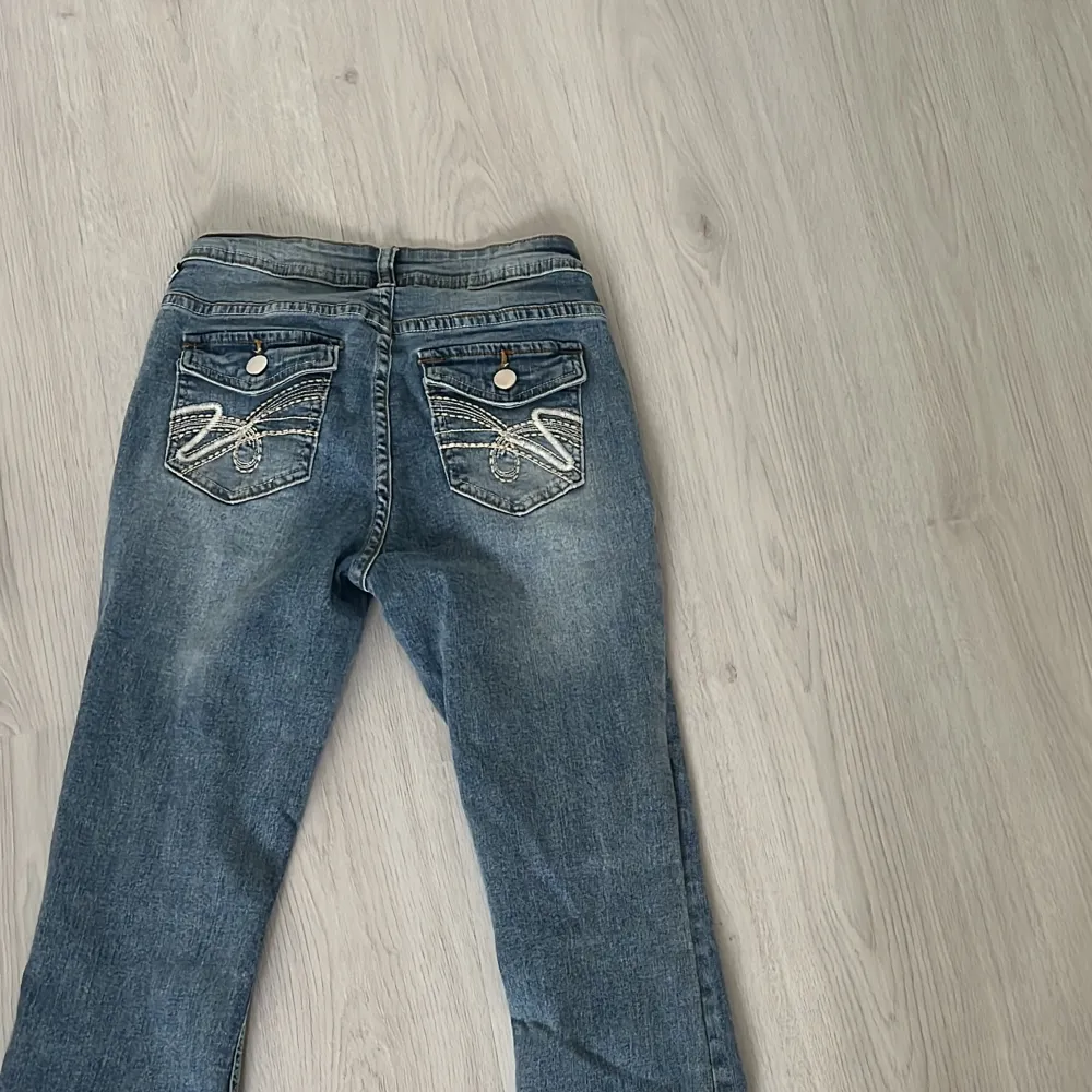 Fina Lågmidjade jeans med fina fickor där bak. Som nya. Jeans & Byxor.