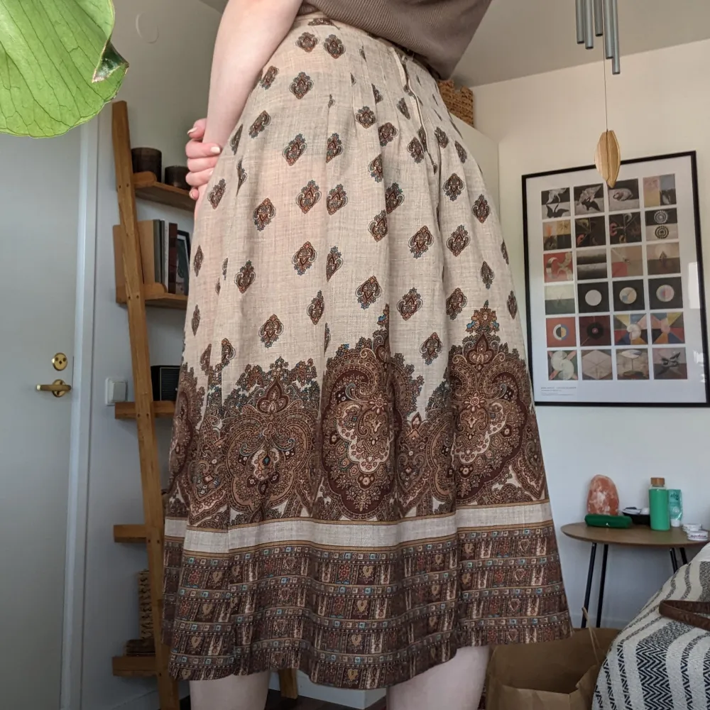 Så fin bohemisk midi kjol som tyvärr blivit liten i midjan</3 köpt på beyond retro. Kjolar.
