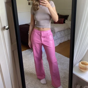 Ljusrosa ”läder” byxor  - Coola ljusrosa byxor i PU-läder i baggy stil💗😍jag har sytt upp dem så att det ska passa min längd (jag är 164 cm). Använda 2 gånger så väldigt bra skick. Passar perfekt att ha på sig på när ni kollar på Barbie-filmen😉🥰  Pris kan diskuteras vid snabb affär
