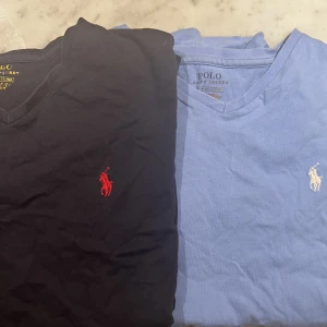 Ralph Lauren t-shirt  - Hej, säljer nu mina fina Ralph lauren t-shirts. En mörkblå och en ljusblå. Båda är i ett 8/10 skick. Nypis för båda 1200kr. Mitt pris 300kr.
