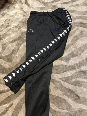 Kappa byxor - Säljer två par kappa byxor. Byxorna är knappt använda och är fria från flaws.  Storlek L.  Skriv vid intresse 😊