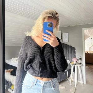 Svart basickofta💕 - Svart kofta med knappar från lager 157🫶🏼använd väldigt mycket men känns eller syns inte! 