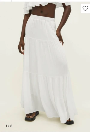 Lång kjol - Säljer min vita lång kjol pga att den är lite för kort för mig, använd bara några gånger. Skriv för fler bilder💋