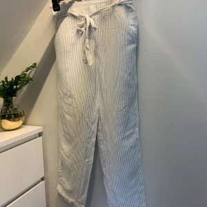 Randiga linnebyxor - Randiga linnebyxor från Mango med stretchig midja.