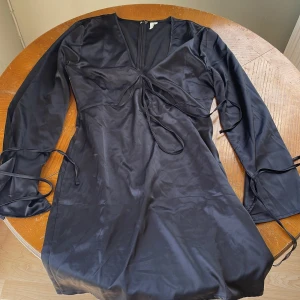 Supersnygg klänning  - Jättesnygg klänning ifrån Nelly, storlek 38. Endast använd någon timme eftersom den var lite för stor för mig. 