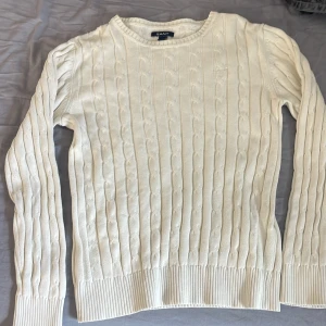 gant tröja  - Säljer denna stickade gant tröjan. Säljs då den är för liten för mig. Storlek 146-152