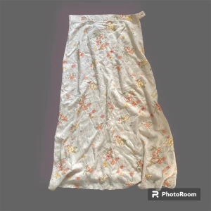 Beige somrig långkjol - En härlig somrig långkjol, väldigt mjuk och skön. 100% Viskos. Vintage. 