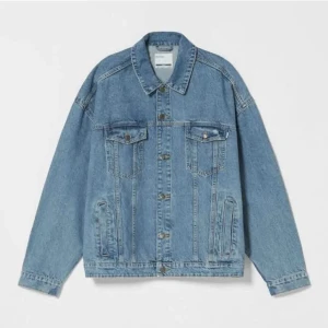 Jeansjacka - Säljer denhär jeans jackan fran Cubus!! säljer pagrund av att den inte kommer till användning. Aldrig används. Tror inte de säljer jackan längre! Köparen star för frakt. Skriv om du vill ha fler bilder eller info. 🫶