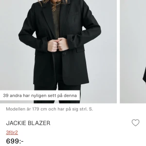 Svart blazer - Svart blazer från BikBok, strl XS men passar S. Nypris 699kr. Fint skick