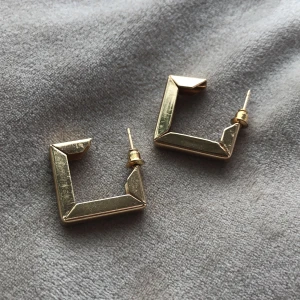 Guldinga örhängen  - Säljer dessa snygga örhängen pga att jag råkade köpa ett par exakt likadana. Aldrig använda  (inte ens testade), så alltså i väldigt bra skick 💕💕 Köpta för 89kr, säljer nu för 29.