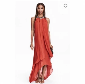 HM BOHO KLÄNNING-IBIZA-HALTERNECK - Helt ny, tags kvar!  Underbar klänning från HM i stl 36 Färg terrakotta Färgen är som på bild 1