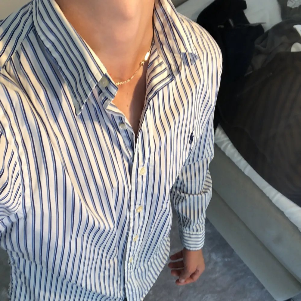 Riktigt snygg Polo Ralph Lauren Skjorta. Riktigt bra skick! Den passar strl M-L och är perfekt nu under sommaren. Ställ frågor och funderingar! . Skjortor.