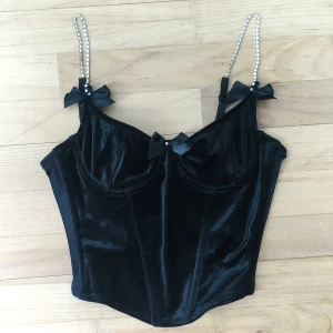 Sammetskorsett - Svart korsett med strass-band och rosetter 🖤  Stängs med hylsor i ryggen.